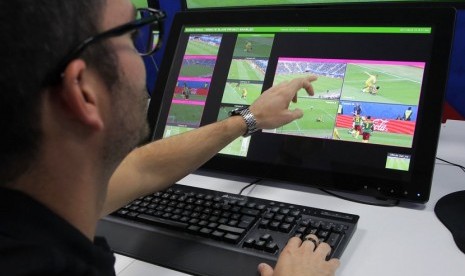 Seorang wasit mendemonstrasikan ruang operasi video fasilitas dari sistem Video Assistant Referee (VAR) yang akan diluncurkan untuk pertama kalinya selama Piala Dunia, di Pusat Penyiaran Internasional Piala Dunia 2018 di Moskow, Sabtu (9/6).