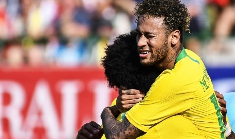  Neymar (kanan) merayakan golnya ke gawang Uruguay.