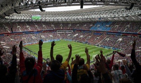  Semarak penonton menyaksikan pertandingan perdana pada Grup A Piala Dunia 2018, tuan rumah Rusia melawan Arab Saudi di Stadion Luzhniki, Moskow, Kamis (14/6).