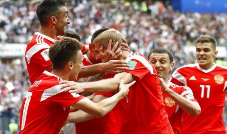  Selebrasi timnas Rusia usai mencetak gol pertama ke gawang Arab Saudi pada pertandingan Grup A Piala Dunia 2018 di Stadion Luzhniki, Moskow, Kamis (14/6).