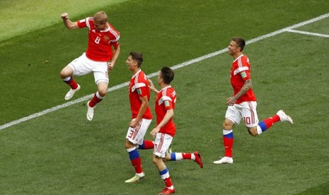   Selebrasi pesepak bola Rusia Yuri Gazinsky (kiri) usai mencetak gol pertama ke gawang Arab Saudi pada pertandingan Grup A Piala Dunia 2018 di Stadion Luzhniki, Moskow, Kamis (14/6).