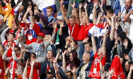 Suporter tim tuan rumah Rusia merayakan kemenangan mereka usai mengalahkan Arab Saudi dengan skor telak 5-0  pada pertandingan Grup A Piala Dunia 2018 di Stadion Luzhniki, Moskow, Kamis (14/6).