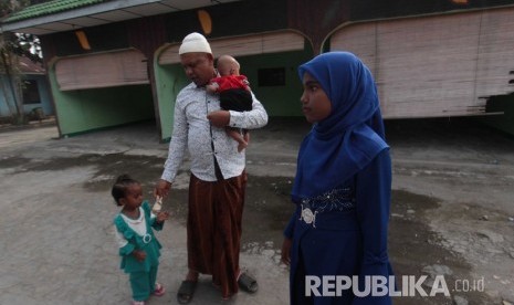 Satu keluarga imigran pengungsi Rohingya asal Myanmar ketika merayakan Lebaran 2018, di tempat penampungan sementara milik Imigrasi Medan, Sumatera Utara, Jumat (15/6).