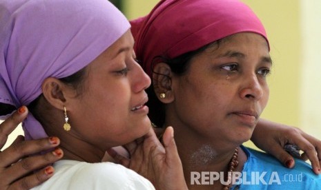 Pengungsi Rohingya Myanmar saling berpelukan dan menangis pada pagi Lebaran Idul Fitri 1439 H di penampungan sementara komplek SKB Cot Gapu, Bireuen, Provinsi Aceh. Jumat (15/6). 