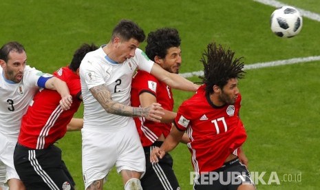 Pesepak bola Uruguay Jose Gimenez mencetak gol ke gawang Mohamed Elshenawy pada pertandingan grup A Piala Dunia 2018 di Yekaterinburg Arena, Rusia, Jumat (15/6).