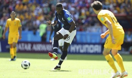 Pesepak bola Prancis Paul Pogba berusaha melewati pertahanan pemain Australia.