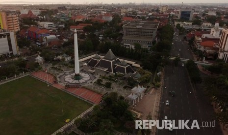 Sejumlah kendaraan melintas di Kawasan Tugu Pahlawan, Surabaya, Jawa Timur, Senin (18/6).