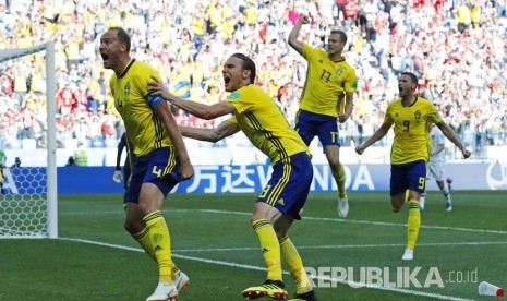 Selebrasi timnas Swedia usai mencetak gol dari titik penalti pada pertandingan Grup F Piala Dunia 2018 antara Swedia dan Korea Selatan di Stadion Nizhny Novgorod, Novgorod, Senin (18/6). 