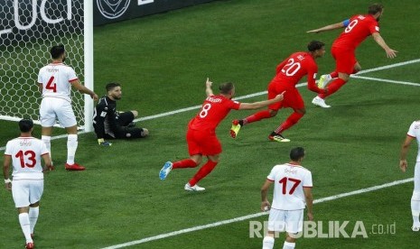   Harry Kane mencetak gol ke gawang Tunisia, Inggris menang 2-1 atas Tunisia pada pertandingan pembukaan Grup G Piala Dunia 2018 di Volgograd Arena, Senin (18/6). 