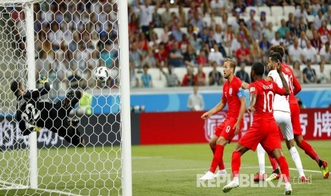   Harry Kane mencetak gol ke gawang Tunisia, Inggris menang 2-1 atas Tunisia pada pertandingan pembukaan Grup G Piala Dunia 2018 di Volgograd Arena, Senin (18/6). 