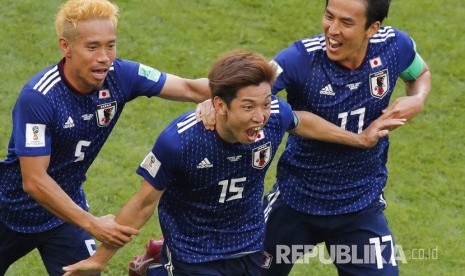 Selebrasi pesepak bola Jepang Yuya Osako (tengah) usai mencetak gol kedua timnya pada pertandingan grup H Piala Dunia 2018 di Mordavia Arena, Saransk, Selasa (19/6).