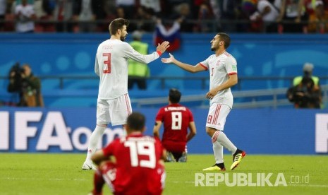   Selebrasi pesepak bola Spanyol  Gerard Pique dan Koke usai memenangkan pertandingan grup B Piala Dunia 2018 disaksikan pemain Iran di Kazan Arena, Kamis (21/6) dini hari.