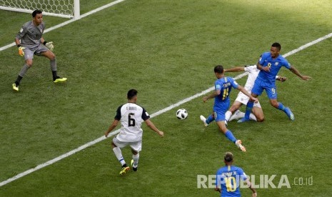 Pesepak bola Brasil Philippe Coutinho berhasil mencetak gol pertama pada pertandingan grup E Piala Dunia 2018 antara Brasil melawan Kosta Rika di St Petersburg Stadium, Jumat (22/6).