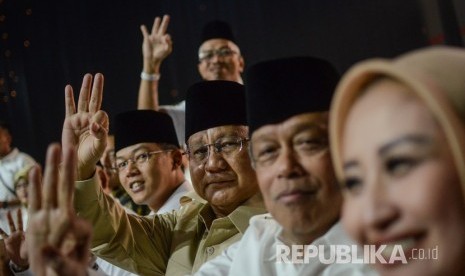 Ketua Umum Partai Gerindra Prabowo Subianto (ketiga kanan) hadir dalam debat publik ketiga Pilgub Jabar di Bandung, Jawa Barat, Jumat (22/6) malam. 