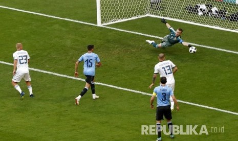  Penjaga gawang Rusia Igor Akinfeev gagal menahan bola pesepak bola Uruguay pada pertandingan grup A Piala Dunia 2018 di Samara Arena, Senin (25/6). 