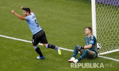   Pesepak bola Uruguay Luis Suarez mencetak gol pertama ke gawang Rusia pada pertandingan grup A Piala Dunia 2018 di Samara Arena, Senin (25/6). 