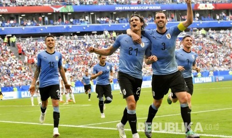  Selebrasi timnas Uruguay setelah Edinson Cavan mencetak gol ketiga Uruguay ke gawang Rusia pada pertandingan grup A Piala Dunia 2018 di Samara Arena, Senin (25/6). 