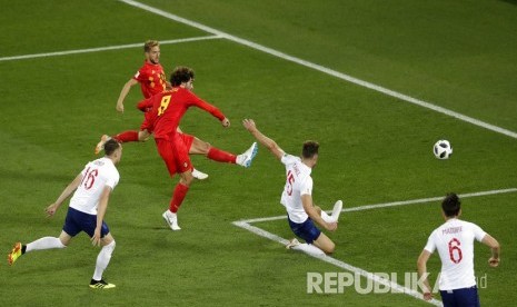   Pesepak bola Belgia Marouane Fellaini menendang bola ke arah gawang Inggris pada pertandingan Grup G Piala Dunia 2018 di Kaliningrad Stadium, Kaliningrad, Jumat (29/6) dini hari WIB.