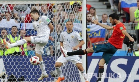   Pesepak bola Spanyol Sergio Busquets melepaskan tendangan ke arah gawang Rusia pada pertandingan babak 16 besar Piala Dunia 2018 antara Rusia melawan Spanyol, di Stadion Luzhinik, Moskow, Ahad (1/7).