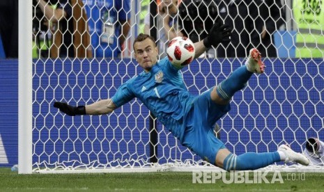   Penjaga gawang Rusia Igor Akinfeev berhasil menepis tendangan penalti Spanyol pada pertandingan babak 16 besar Piala Dunia 2018 antara Rusia melawan Spanyol, di Stadion Luzhinik, Moskow, Ahad (1/7). 