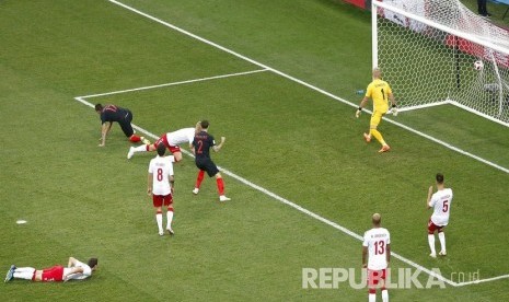  Pemain timnas Krosia Mario Mandzukic (kedua kiri) mencetak gol ke gawang Denmark pada pertandingan babak 16 besar Piala Dunia 2018 antara Denmark melawan Kroasia di Stadion Nizhny Novgorod, Senin (2/7) dini hari WIB.