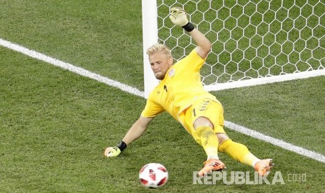  Penjaga gawang Denmark Kasper Schmeichel berhasil menepis tendangan penalti pemain Kroasia pada pertandingan babak 16 besar Piala Dunia 2018  di Stadion Nizhny Novgorod, Senin (2/7).