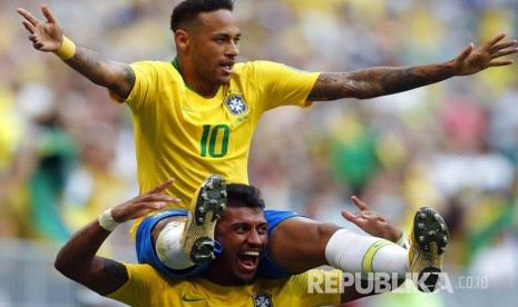    Selebrasi pesepak bola Brasil Neymar usai mencetak gol ke gawang Meksiko pada pertandingan babak 16 besar Piala Dunia 2018 di Samara Arena, Senin (2/7).