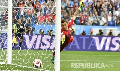  Penjaga gawang Uruguay Fernando Muslera gagal menyelamatkan gawangnya dari sundulan  pemain Prancis Raphael Varane  pada pertandingan babak perempat final Piala Dunia 2018, di Stadion Niznhy Novgorod, Jumat (6/7).