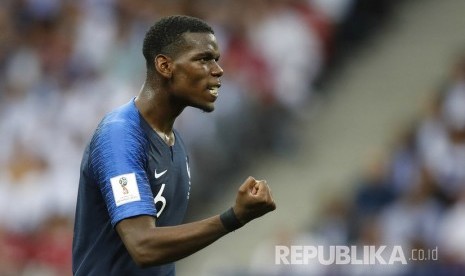  Pemain Prancis Paul Pogba memberi semangat rekannya pada pertandingan final Piala Dunia 2018 antara Prancis melawan Kroasia di Stadion Luzhniki, Moskow, Ahad (15/7) malam WIB. 