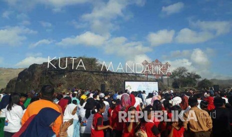 Suasana penyambutan api obor Asian Games 2018 di kawasan ekonomi khusus (KEK) Mandalika, Lombok Tengah, NTB, Rabu (25/7).