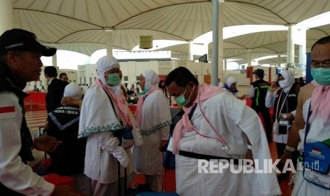 Jamaah haji Indonesia gelombang kedua mulai tiba di Bandara King Abdul Aziz, Jeddah, Senin (30/7).