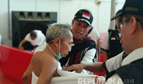 Jamaah Haji Melanggar Larangan Ihram, Apa Konsekuensinya? . Foto:   Petugas membantu jamaah haji Indonesia mengenakan pakaian ihram di Bandara King Abdul Aziz, Jeddah, Senin (30/7).