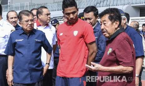 Ketua Umum PB PASI Mohamad Bob Hasan (kanan) dan pelari Lalu Muhammad Zohri (tengah) dalam kunjungan ke arena Stadion Madya di Kompleks Gelora Bung Karno, Jakarta, Jumat (3/8).