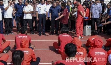 Wakil Presiden Jusuf Kalla (tengah) didampingi Gubernur DKI Jakarta Anies Baswedan (kelima kiri), Ketua Umum PB PASI Mohamad Bob Hasan (keempat kanan) dan CdM Asian Games Komjen Pol Syafruddin (keenam kanan) melihat Pelatnas Atletik saat mengunjungi Stadion Madya di Kompleks Gelora Bung Karno, Jakarta, Jumat (3/8).