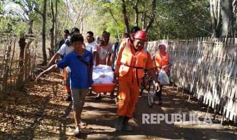 Proses evakuasi warga dan wisatawan di Gili Trawangan, Senin (6/8).