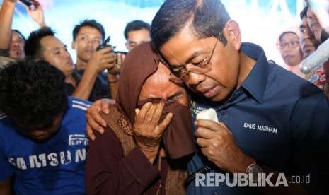 Social Affairs Minister Idrus Marham meets quake victims at Main Post of Tanjung District in North Lombok, Tuesday (August 7).