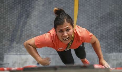 Atlet panjat tebing putri Santi Wellyanti mengikuti simulasi latihan tanding di di Arena Panjat Tebing Mandala Krida, DI Yogyakarta, Selasa (7/8).