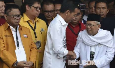 Joko Widodo (tengah) menyalami Ma'ruf Amin (kanan), disaksikan Ketua Umum Hanura Oesman Sapta (kiri) dan Ketua Umum Golkar Airlangga Hartarto (kedua kiri) usai menyampaikan pidato politik di Gedung Joang, Jakarta, Jumat (10/8).