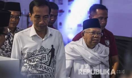 Pasangan Calon Presiden dan Wakil Presiden Joko Widodo (kiri) dan Ma'ruf Amin (kanan) tiba di gedung KPU untuk melakukan pendaftaran di Jakarta, Jumat (10/8).