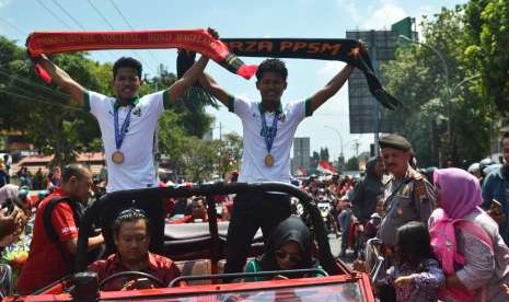  Pemain sepak bola kembar Timnas U-16 Bagas Kaffa (kiri) dan Bagus Kaffi (kanan) menyapa warga saat dikirab keliling Kota Magelang, Jawa Tengah, Rabu (15/8).