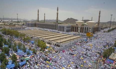 Jamaah haji melaksanakan shalat Dhuhur di masjid Namirah, Arafah, Senin (20/8), pada saat wukuf haji.