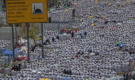 Jalan raya di sekitar masjid Namirah dipadati jamaah haji yang melaksanakan shalat Dhuhur, Senin (20/8), pada saat pelaksanaan ibadah wukuf.