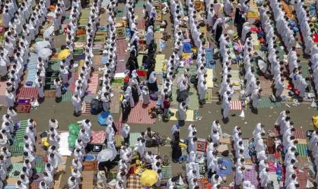 Jalan raya di sekitar masjid Namirah dipadati jamaah haji yang melaksanakan shalat Dhuhur, Senin (20/8), pada saat pelaksanaan ibadah wukuf.