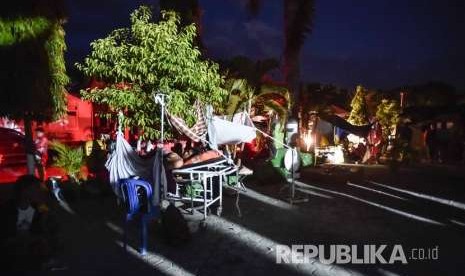 Pasien dan korban gempa berada di tenda darurat di Rumah Sakit Wirabuana, Palu, Sulawesi Tengah, Sabtu (29/9). 