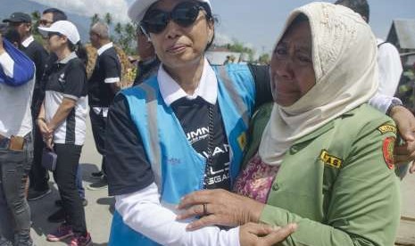 Menteri BUMN Rini Soemarno (kiri) merangkul warga korban terdampak gempa di Desa Silabaya Utara, Kabupaten Sigi, Sulawesi Tengah, Rabu (10/10).