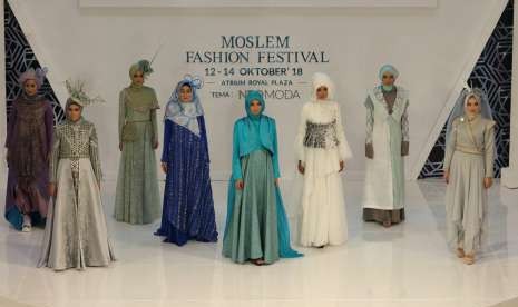 Sejumlah peragawati memamerkan busana pada Moslem Fashion Festival di Surabaya, Jawa Timur, Jumat (12/10).