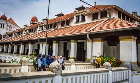 Pengunjung berfoto di kawasan wisata Museum Cagar Budaya Lawang Sewu, Semarang, Jawa Tengah, Sabtu (13/10).