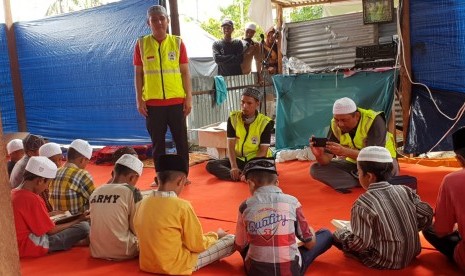 Dewan Masjid Indonesia (DMI) menerjukan tim relawan hafidz (penghafal) Alquran di Kamp Pengungsian Sulteng, Sigi, Rabu (17/10).