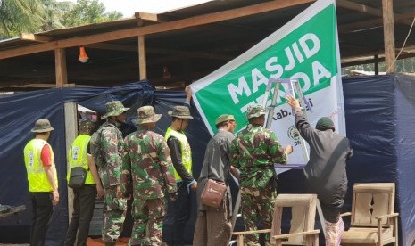 Dewan Masjid Indonesia (DMI) menerjukan tim relawan hafidz (penghafal) Alquran di Kamp Pengungsian Sulteng, Sigi, Rabu (17/10).