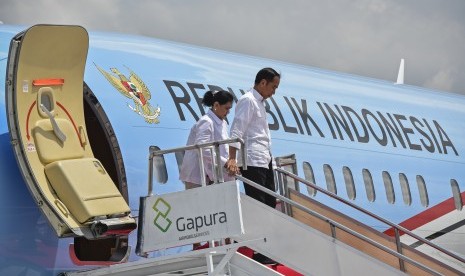 President Joko Widodo and First Lady Iriana Joko WIdodo arrives at Lombok International Airport, Praya, Central Lombok, West Nusa Tenggara, Thursday (Oct 18). 